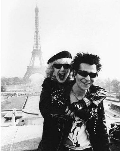 Sid Vicious & Nancy Spungen In Paris, Hotel de Ville (1970s) #SexPistols #shades Chloe Webb, Sid And Nancy, Sid Vicious, Charlotte Rampling, Arte Punk, Gary Oldman, I'm With The Band, New Rock, Estilo Punk