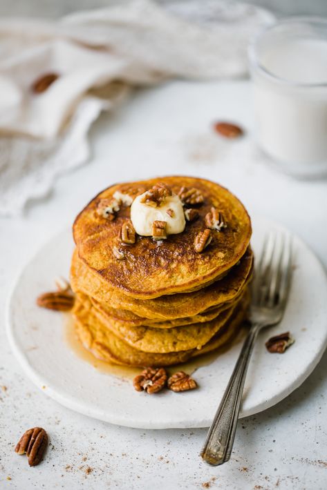 Deliciously fluffy healthy pumpkin oatmeal pancakes made with pumpkin puree, oats, pumpkin pie spices and naturally sweetened with a touch of pure maple syrup. The perfect pumpkin pancake recipe that you can make right in your blender! #pancakes #healthypancakes Pumpkin Oatmeal Pancakes, Pecan Pancakes, Oatmeal Pancakes Recipe, Pumpkin Pancake Recipe, Ambitious Kitchen, Oatmeal Pancakes, Pumpkin Spice Syrup, Pumpkin Oatmeal, Pumpkin Pancakes