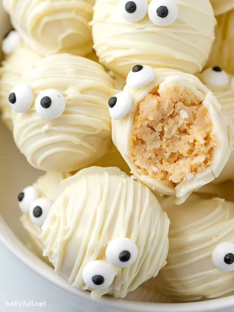 Bat Oreo Balls, Halloween Desserts Mummy, Halloween Mummy Snacks, Easy Baking Recipes Halloween, Fun And Easy Dessert Recipes, Fun Cookout Food, Cute Desert Ideas Easy, Halloween Food Ideas For Desserts, Halloween Food Day Ideas