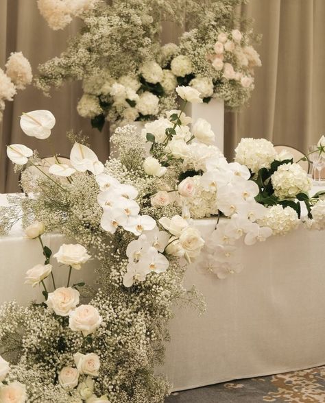 Sweetheart Table Arrangement, White Sofa, Bridal Table, Baby S Breath, Table Arrangement, Sweetheart Table, Italian Wedding, Wedding Places, Dreamy Wedding