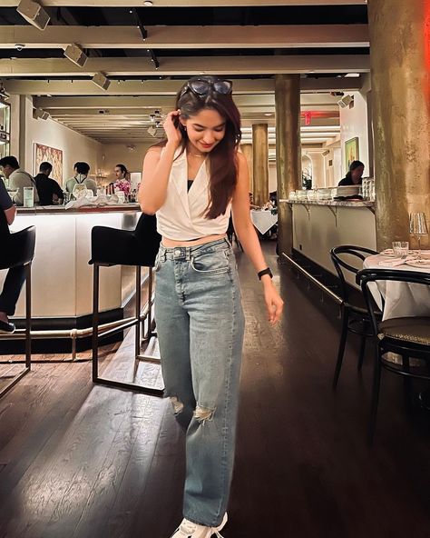 Anushka Sen Instagram New, Anushka Sen Dresses, Anushka Sen Saree, Anushka Sen Hot Images, Anushka Sen Instagram, Anushka Sen Hot, German Dress, Sneaker Outfits Women, Skirt Images