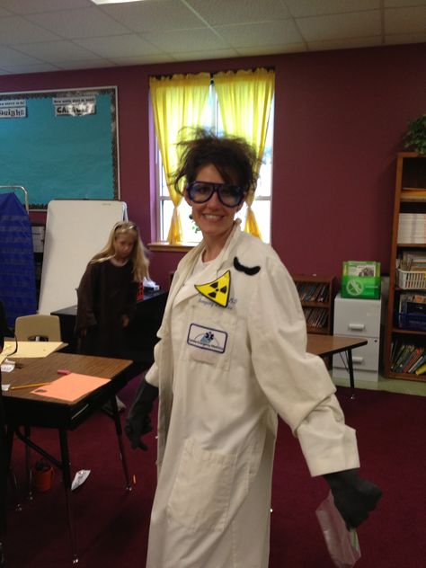 Scientist Outfit, Mixtures And Solutions, Despicable Me Costume, Scientist Costume, Mad Scientist Halloween, Mad Scientist Lab, Pumpkin Science, Crazy Scientist, Science Day