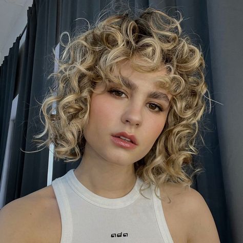 Medium Length Blonde Curls Medium Permed Hairstyles, Short Blonde Curly Hair, Blonde Curly Bob, Medium Length Blonde, Medium Length Curly Hair, Blonde Curly Hair, Cute Styles, Blonde Curls, Short Curls