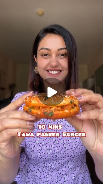 Paneer Burger Recipe, Indian Breakfast Ideas, Paneer Burger, Indian Burger, Burger Ingredients, Butter Paneer, Spicy Burger, Spicy Snacks Recipes, Weekend Meals