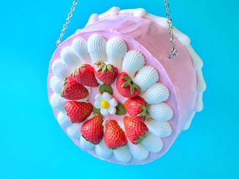 Delicious looking cake purse...have your cake and wear it too. WORLDWIDE SHIPPING Dimensions / sizes:  Ø: 20 cm (7.8 inch)  h: 11 cm (4.3 inch)                  - This statement purse will turn some the heads, you will rock any event you attend and you will make a sensational impression; - You can wear it in different ways, as a shoulder bag / cross body bag or a purse / clutch (the chain can be easily removed using the lobster clasps);  - It has the necessary space for your mobile phone, credit Cake Purse, Strawberry Purse, Whipped Cream Cake, Rainbow Layer Cakes, Whipped Cream Cakes, Statement Purse, Realistic Cakes, Cake Bag, 귀여운 음식 그림