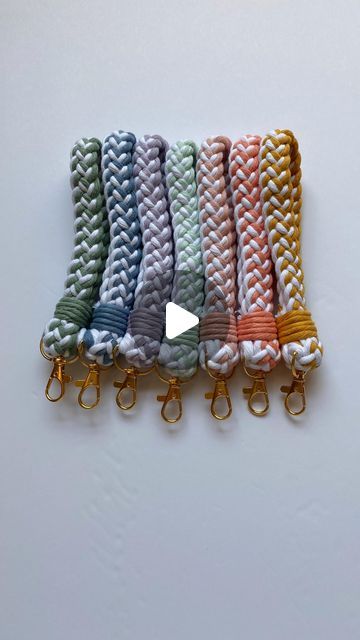 Macrame Wristlet Keychain Diy, Diy Beaded Keychain, Macrame Gifts, Macrame Crafts, Diy Keychains, Macrame Tutorials, Macrame Wall Hanging Diy, Handmade Market, Wall Hanging Diy