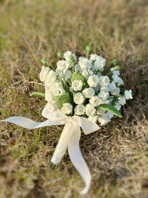 Knitted Wedding Bouquet, Crochet Wedding Flowers Bridal Bouquets, Friendship Crochet, Crochet Wedding Bouquet, Crochet Lily Of The Valley, Crochet Lily, Bouquet Crochet, Simple Wedding Bouquets, Milk Cotton Yarn