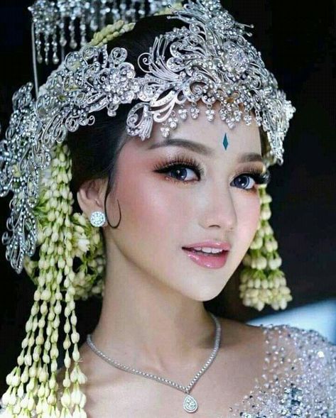 fashion instagood photooftheday love photography travel indonesia follow art instalike beautiful jakarta happy beach picoftheday lfl style holiday sunset cute trip explore instadaily adventure music instagram nature lampung palembang pahawanglampung Javanese Wedding, Wedding Makeup Bride, Medium Long Haircuts, Indonesian Wedding, Funny Reaction, Women Poster, Traditional Bride, Pretty Females, Bride Makeup