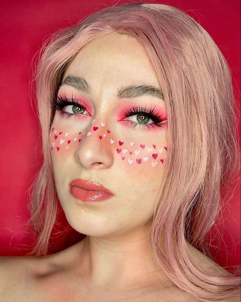 Photo d’un maquillage rose avec des fausses taches de rousseurs en forme de cœur de différentes nuances de rose Aesthetic Heart, St Valentin, Halloween Face, Face Makeup, Halloween Face Makeup, Nose Ring, Valentines, Festival, Makeup