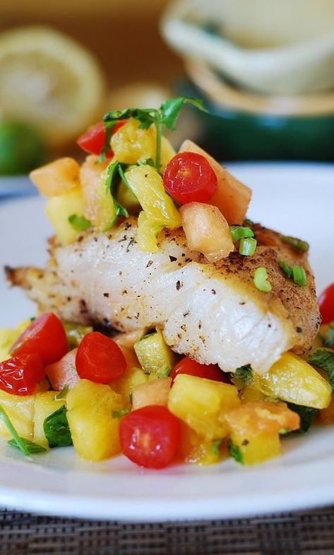 Pan-Seared Black Cod with Tropical Fruit Salsa – healthy, delicious, Mediterranean-style recipe.  Tropical Fruit Salsa is made with cantaloupe, tomatoes, pineapple, red onion, cilantro, lime juice, and spices. Instead of black cod, use any white fish: tilapia, halibut, mahi mahi, sea bass. Salsa Recept, Resep Pasta, Black Cod, Fruit Salsa, White Fish, God Mat, Mango Salsa, Salsa Recipe, Fish Dishes