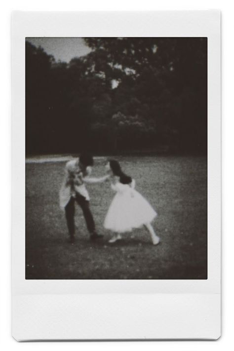 Photography Polaroid, Polaroid Photography, Fotografi Vintage, Vintage Polaroid, Couples Vibe, Polaroid Pictures, Aesthetic Images, Album Photo, Two People