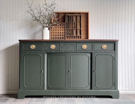 Painted Sideboard Ideas, Sideboard Restoration, Refinished Buffet, Green Buffet, Retro Furniture Makeover, Green Sideboard, Green Bedroom Furniture, Green Painted Furniture, Milk Paint Colors