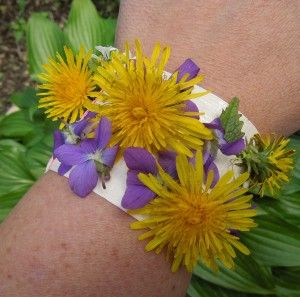 I LOVE this activity because it’s super simple (even for little ones) and all that is needed is duct tape. It helps to have an adult put the tape around the child’s wrist … STICKY SIDE OUT. Then the kids can go around … the backyard, a nature walk, the park, wherever … and collect natural treasures to adhere to their sticky bracelet. Forest Kindergarten, Playing Doctor, Homemade Toys, Nature Walk, Duck Tape, Nature Play, Outdoor Learning, Creative Learning, Nature Activities