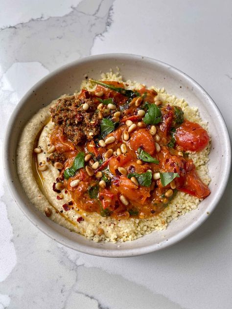 Tomato Hummus, Hummus Bowl, Middle East Recipes, Recipes Appetizers And Snacks, Healthy Lunch Recipes, Couscous, Us Foods, Appetizer Snacks, Healthy Lunch