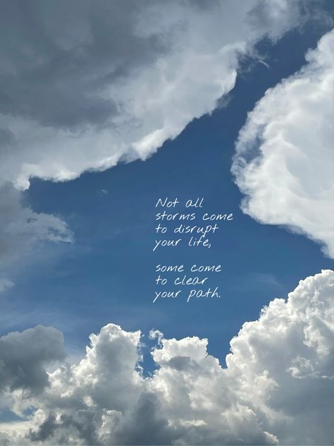 Sky with clouds and a quote that says „not all stars come to disrupt your life, some come to clear your path“ Quotes With Cloud Background, Clear Sky Quotes, Cloud Quotes, Nice Wallpaper, Sky Quotes, Clouds Wallpaper, Blue Quotes, Patterns Wallpaper, Cloud Wallpaper