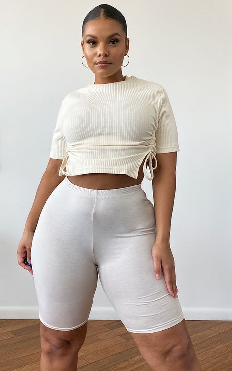 Chubby Girl Outfits, Leslie Sidora, Fitted Denim Skirt, Shorts Plus Size, Curvy Shorts, Flattering Tops, Kawaii Fashion Outfits, Clothing Plus Size, Streetwear Fashion Women