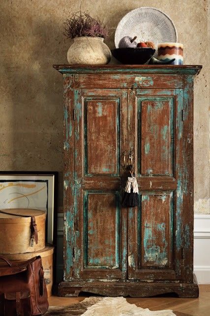 Jennifer Rizzo: Kitchen inspiration.... Commode Shabby Chic, Bedroom Display, Refinished Furniture, Shabby Chic Dresser, Primitive Furniture, Hur Man Målar, Distressed Furniture, Shabby Vintage, Old Furniture