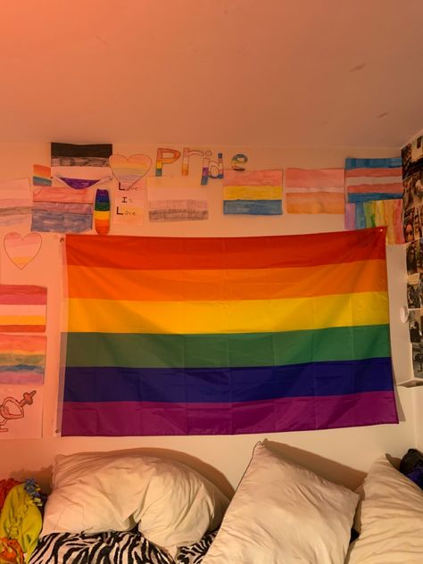 Pride Flag Aesthetic Room, Gay Room Aesthetic, Lgbtq Room Ideas, Pride Flag In Room Aesthetic, Pride Flag Room Decor, Lesbian Flag Room Decor, Lgbtq Room Decor, Bedroom Gaming Setup, Flag Room Decor