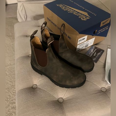 Brand New In Box!! Blundstone Boots Womens Us 8.5 (Australian Size 5.5) Style 585 Color Rustic Brown 100% Authentic Purchased Directly From Blundstone! Price Is Firm Will Ship Out Within 24hrs Of Purchase Monday - Friday Blundstone 585 Rustic Brown, Brown Blundstone, Blundstone Outfit, Blundstone 585, Blundstone Black, Blundstone Women, Blundstone Shoes, Low Cut Shoes, Black Leather Chelsea Boots