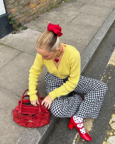 out in my chef trousers 👩‍🍳♥️ Playful Outfits For Women, Bold Outfits For Women, Pop Outfit Ideas, Funky Aesthetic Outfits, Plaid Top Outfit, Cute Outfits Aesthetic, Floral Pants Outfit, Fashion Girlies, Outfit Poses