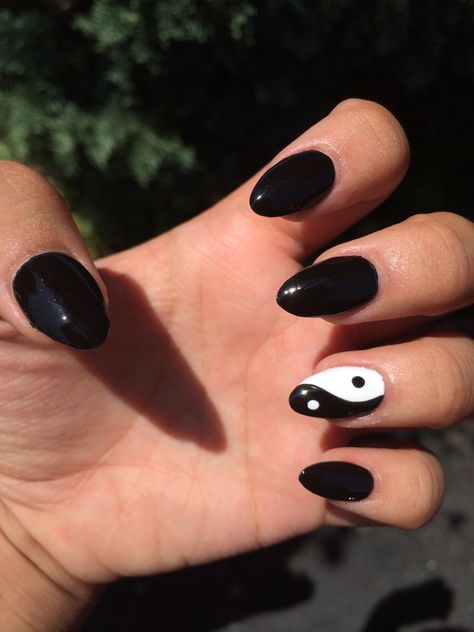 Ying yang almond acrylic Black Ying Yang Nails, Ying Yang Nails, Yin Yang Nails, Almond Acrylic Nails Designs, Almond Acrylic, Almond Acrylic Nails, Dark Nails, Nails Black, Maquillage Halloween