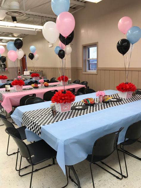 1950 Party Theme Ideas, 1950 Diner Aesthetic, 50s Birthday Ideas For Women, Grease 50th Birthday Party, Oldies But Goodies Party Theme, 50s Graduation Party, 50s Balloon Decor, 50s Rock And Roll Party, 50s Party Aesthetic