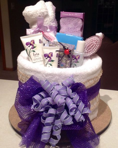 Birthday Care Packages, Towel Cake, Towel Cakes, Boyfriend Gift Basket, Raffle Baskets, Spa Towel, Diy Gift Baskets, Diy Holiday Gifts, Towel Crafts