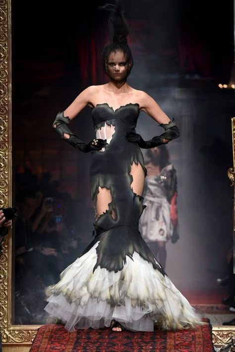 Moschino F/W '16 Drag Aesthetic, Reawakening Fashion, Dark Siren, Zombie Boy, Milan Fashion Week Runway, Extreme Fashion, Runway Fashion Couture, Fall Winter 2016, Textiles Fashion