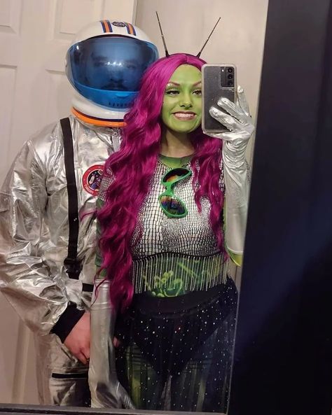 Alien Family Costume, Vintage Alien Costume, Alien Costume Women Diy, Retro Alien Costume, Diy Alien Costume Women, Astronaut Makeup, Alien Costume Diy, Alien Outfit Ideas, Girl Alien Costume