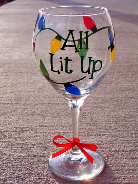 40 Artistic Wine Glass Painting Ideas - Bored Art Glass Painting Ideas, Wine Glass Painting, Pebeo Porcelaine 150, Wine Bottle Glasses, Christmas Wine Glasses, Diy Wine Glasses, Hand Painted Glasses, Christmas Glasses, Wine Craft