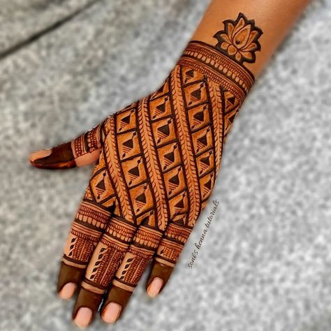 Back Hand Chex Mehndi Designs, Cheks Design Mehndi, Cheks Design Mahendi, Ghevar Mehndi Designs, Chex Mehndi Design, Mahendiii Design, Traditional Mehndi, Front Mehndi Design, Mehndi Designs Bridal Hands