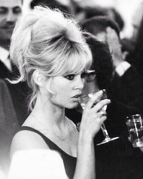 Bardot Hair Updo, Bridget Bardot Hair, Brigitte Bardot 60s, Brigitte Bardot Hair, Celebrity Wedding Makeup, Blonde Fringe, Bardot Hair, Hair Movie, Blonde Updo