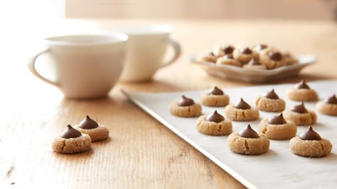 Cookies With Peanut Butter, Peanut Butter Blossoms Recipe, Peanut Butter Blossom, Peanut Blossoms, Mini Chocolate Chip Cookies, Valentines Baking, Peanut Butter Blossoms, Cookie Bar, Cookie Bar Recipes