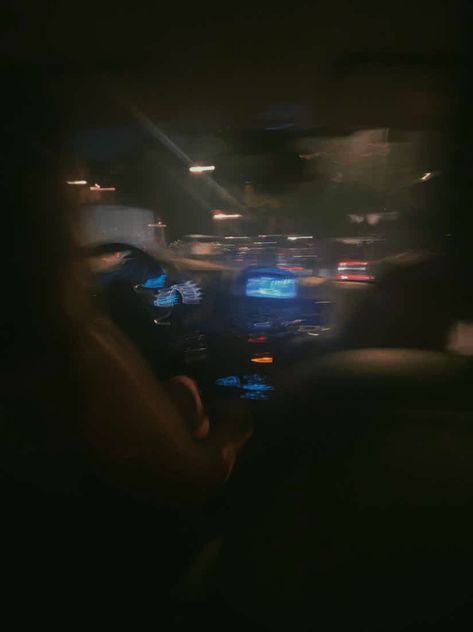 blurry picture from the backseat, during a late night drive Car Driving At Night Aesthetic, Backseat Aesthetic, Aesthetic Car Driving, Car Backseat Aesthetic, Car Drive Aesthetic, Late Night Drives Aesthetic, Runaway Aesthetic, Night Car Drive, Playlist Pics