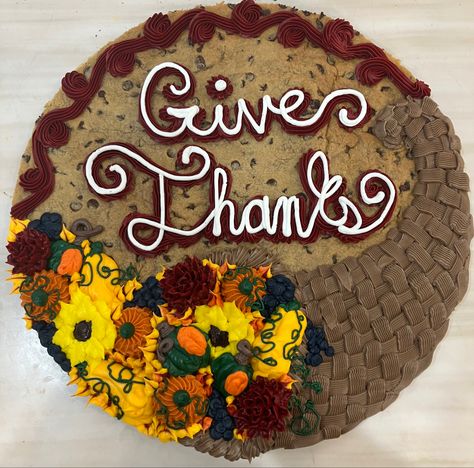 Thanks Giving Cake Ideas Decoration, Thanksgiving Cookie Cakes, Fall Themed Cookie Cake, Thanksgiving Round Cakes, Thanksgiving Cookie Cake Designs, Thanksgiving Cookie Cake, Fall Cookie Cake, Thanksgiving Message Cookies, Cookie Cake Halloween Design