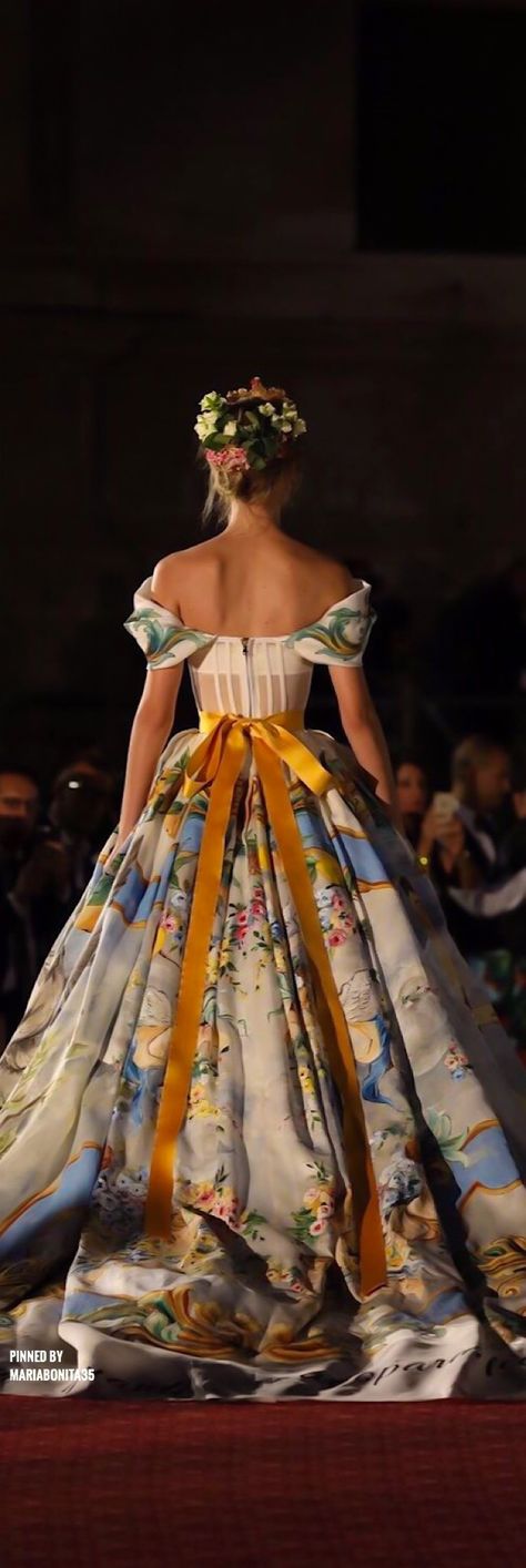 Dolce and Gabbana Fall-17 Haute Couture Gaun Koktail, Flowers In Her Hair, Bohemian Mode, Chanel Couture, فستان سهرة, Gorgeous Gowns, Mode Inspiration, Beautiful Gowns, Fancy Dresses