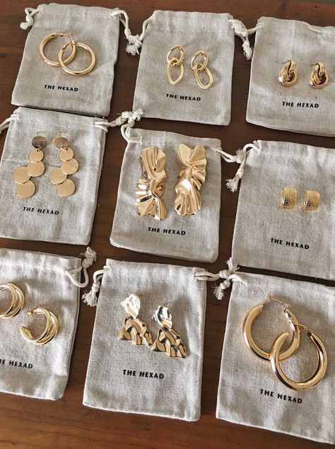 Diy Jewelry Rings, Diy Jewelry Inspiration, Golden Jewelry, Women's Jewelry And Accessories, Jewelry Photography, Earrings Collection, Jewelry Packaging, Dainty Jewelry, Jewellery Display