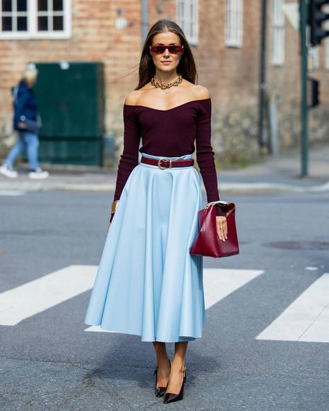 Red Satin Skirt Outfit, Burgundy Outfits, Blue Skirt Outfits, Elegantes Outfit Damen, Sunday Outfit, Casual Work Outfits Women, Burgundy Outfit, Colour Combinations Fashion, Work Outfits Women Summer