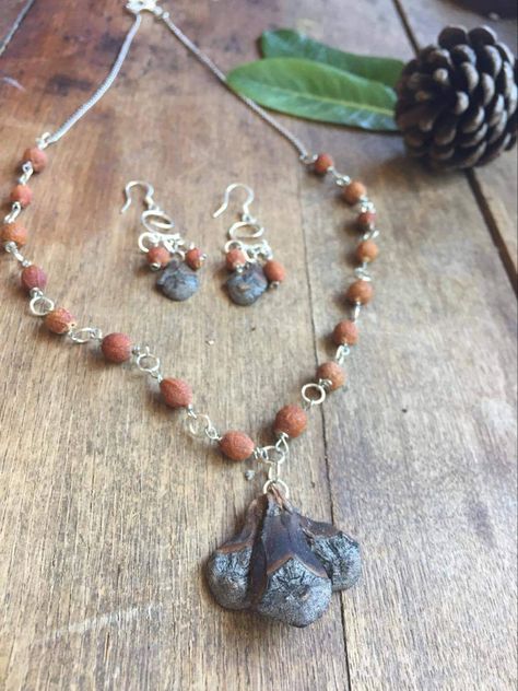 Diy wite necklace, pincone jewelry, berry beads, natural diy, nature, foraging, cottagecore, Pinecone Jewelry, Pine Cone Jewelry, Diy Nature, Pinecone Necklace, Natural Diy, Pine Cones, Berry, Gift Ideas, Beads