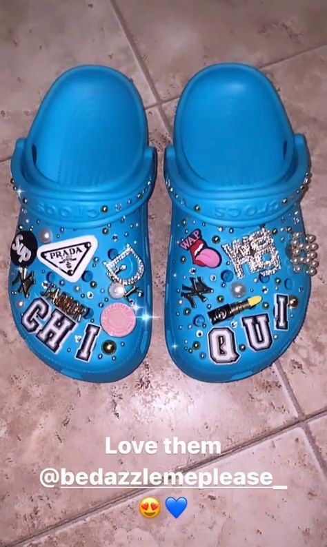 Glam Crocs, Customized Crocs Shoes, Jibbitz Crocs Ideas, Croc Ideas, Jibbitz Ideas, Cool Crocs, Crocs Aesthetic, Crocs With Charms, Crocs Collection