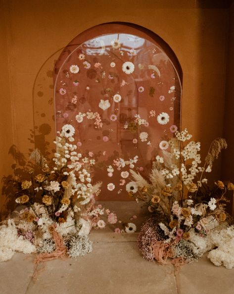 Pressed Flower Backdrop, Modern Floral Backdrop, Diy Wedding Flower Backdrop, Silk Flower Backdrop, Whimsical Wedding Backdrop, Floral Photobooth Ideas, 2023 Wedding Backdrop Trends, Cottage Core Backdrop, Creative Wedding Backdrop