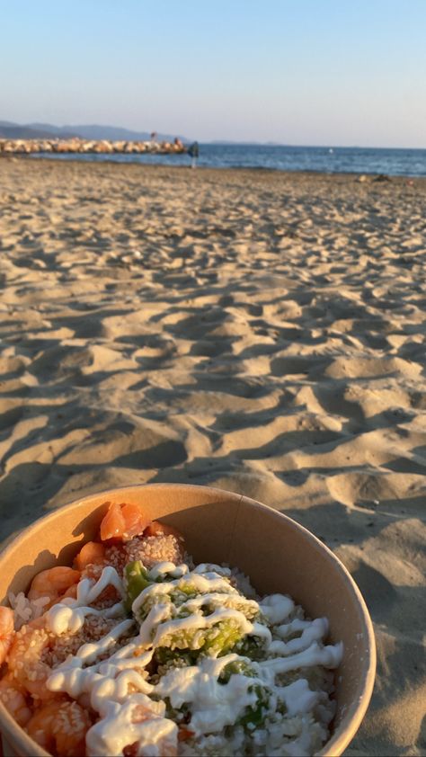 Poke Aesthetic, Poke Bowl Aesthetic, Woozi Ruby, Beach Snacks, Aesthetic Sun, Hawaii Food, Summer Eating, Poke Bowl, People Eating