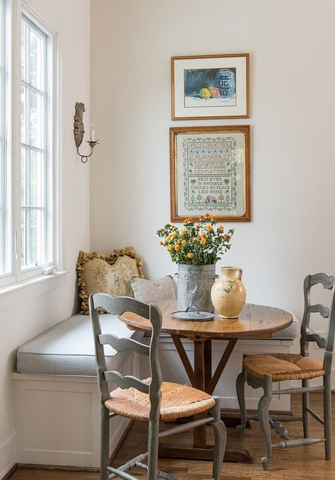 9 Cozy Breakfast Nook Ideas That You Need to See Corner Breakfast Nook Ideas, White Pedestal Table, Corner Breakfast Nook, Breakfast Corner, Private Peaceful, Cozy Kitchen Nook, Junk Chic Cottage, Kitchen Nooks, Beautiful Beach Houses