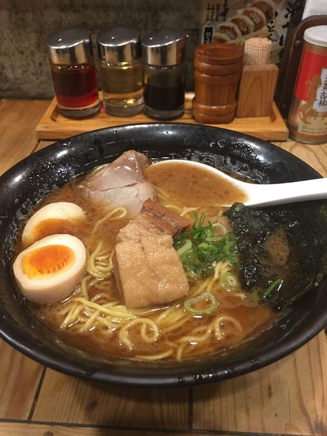 Ramen Snapgram, Ramen Korea, Dinner Ramen, Meat Soup, Big Snacks, Tonkotsu Ramen, Eating Food Funny, Food Infographic, Food Rules