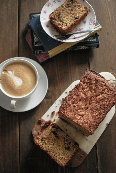 This hazelnut banana bread is a nice alternative to the traditional banana bread. Hazelnut Chocolate, Chocolate Banana Bread, Chocolate Chip Banana Bread, Vegan Chocolate Chip, Banana Chocolate Chip, Loaf Cake, Newcastle Upon Tyne, Chocolate Hazelnut, Chocolate Banana