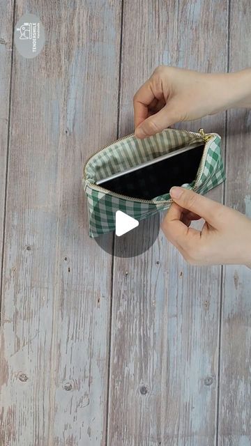 How To Make Zipper Pouches, Handmade Pouches Diy, Pouches To Sew, Tendersmile Handmade, Hand Sewn Crafts, Easy Zipper Pouch, Christmas Shoebox, Pouch Ideas, Simple Pouch