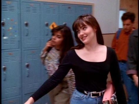 Brenda Walsh 90210 black top high waisted blue jeans 90210 Fashion, Brenda Walsh, 90s Inspired Outfits, 80s And 90s Fashion, Beverly Hills 90210, Outfit 90s, 90s Looks, Screen Caps, 90s Fashion Outfits