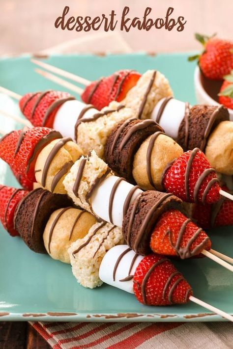 Dessert Kabobs - a simple and delicious way to serve several "mini" treats. Perfect for parties, barbecues and holidays! { lilluna.com } Dessert Kabobs, Chips Ahoy, Fruit Kabobs, Kabob Recipes, Mini Treats, حلويات صحية, Snacks Für Party, Covered Strawberries, Chocolate Covered Strawberries