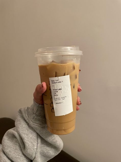 Caramel Macchiato Starbucks, Iced Vanilla Latte, Starbucks Latte, Starbucks Order, Best Iced Coffee, Coffee Starbucks, How To Order Starbucks, Coffee Obsession, Caramel Macchiato