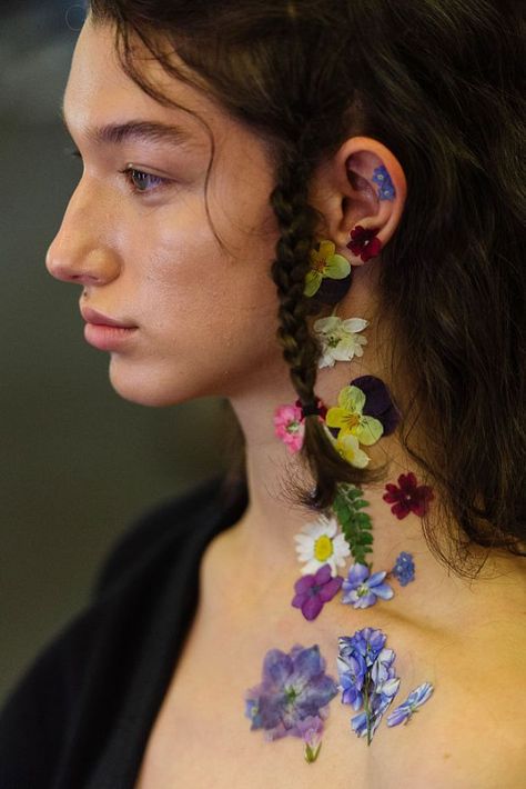 At the Preen by Thornton Bregazzi show at London Fashion Week, models walked the runway covered in delicate pressed petals. The makeup artists behind the look haven’t publicly revealed their secrets yet, but we reckon they created the look by pressing the flowers – you know, by putting them between the pages of a heavy book – then lightly sticking them on to the skin with a dab of eyelash glue. Sapphic Violets, Nose Bump Aesthetic, Nose Bump, Big Nose Beauty, Flower Makeup, Thornton Bregazzi, Preen By Thornton Bregazzi, Joan Smalls, Big Noses